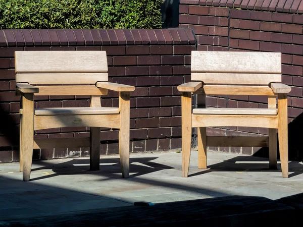 Dos sillas de madera junto al río Támesis disponibles para los cansados touris — Foto de Stock