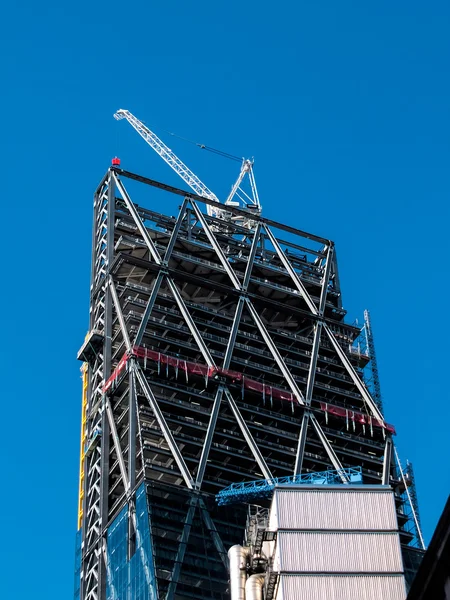 Nuevo edificio en construcción en la ciudad de Londres — Foto de Stock