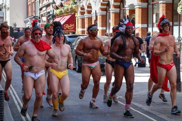 Freunde joggen durch die Straßen Londons — Stockfoto