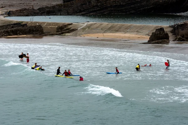 People learning how to surf at Bude — Stock Photo, Image