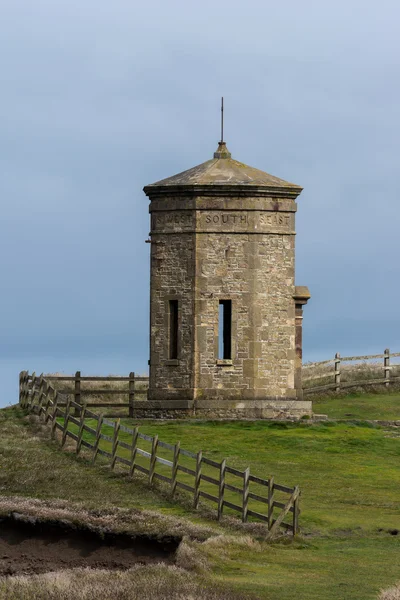 Bússola torre no topo do penhasco em Bude — Fotografia de Stock