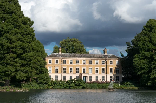 Edificio vicino al lago a Kew Gardens — Foto Stock