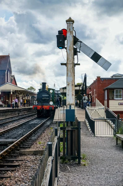 Moteur à vapeur de classe C quittant la gare de Sheffield Park — Photo