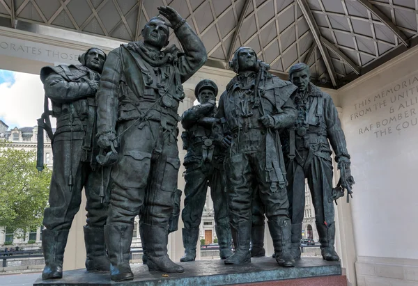 Скульптура Филипа Джексона, посвящённая командованию бомбардировщиков ВВС Великобритании — стоковое фото