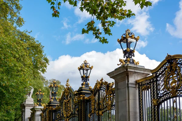 Kanada gate i grön park — Stockfoto