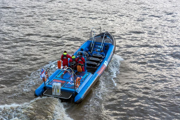 Jet uçağı sandal thames Nehri üzerinde — Stok fotoğraf