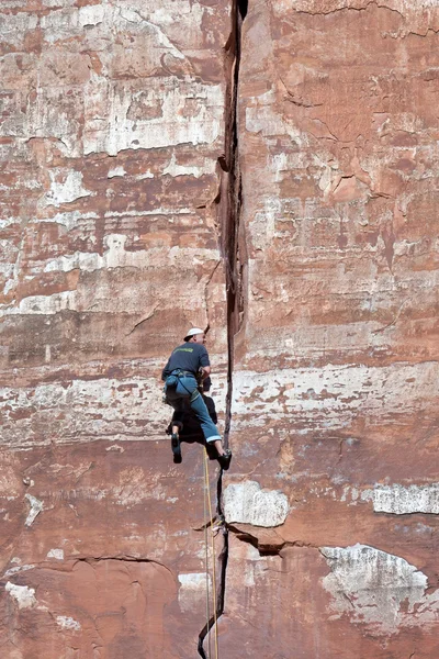 Hombre escalando pura cara de roca en el Parque Nacional Zion —  Fotos de Stock