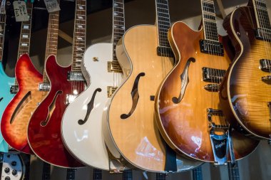 elektro gitar müzik dükkanı sergilenen