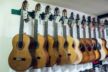 elektro gitar müzik dükkanı sergilenen