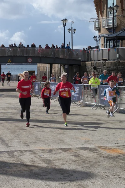 CARDIFF UK MARCH 2014 - Running in support of Sport Relief — Stock Photo, Image