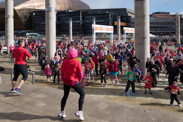 CARDIFF UK March 2014 - Cheerleaders warming up the participants — Stock Photo, Image