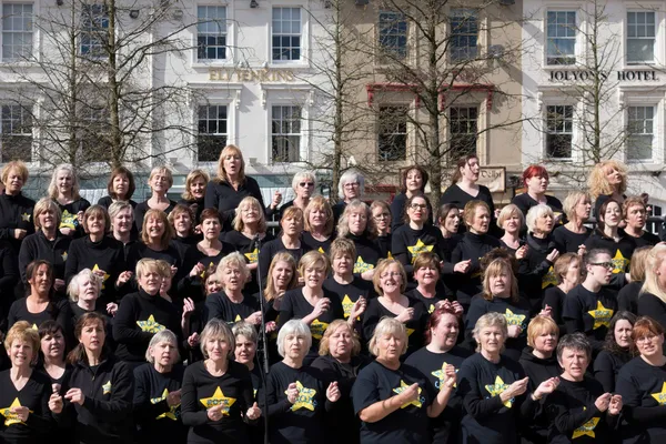 CARDIFF Storbritannia mars 2014 - The Rock Choir supporting Sport Relief d – stockfoto