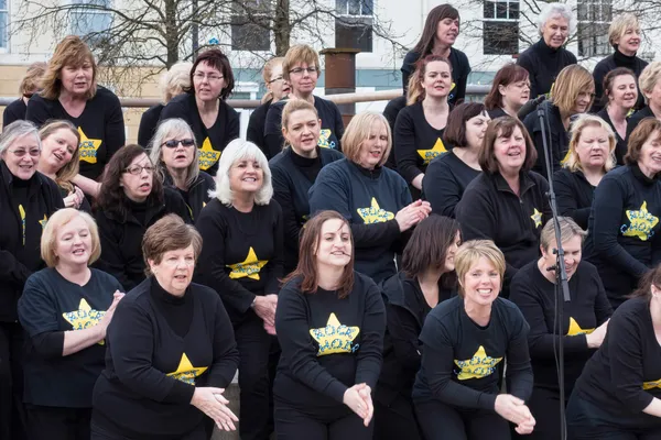 CARDIFF Storbritannia mars 2014 - The Rock Choir supporting Sport Relief d – stockfoto