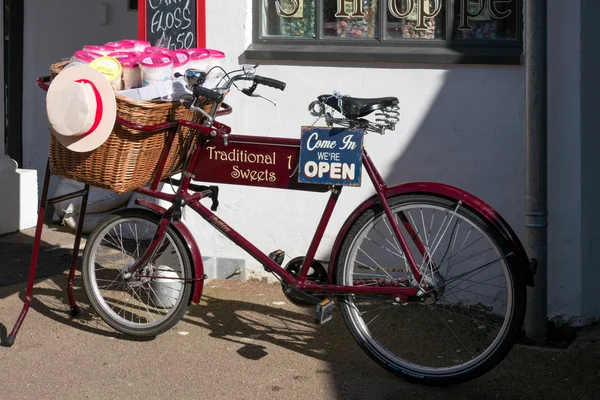 PENARTH WALES UK MARZO 2014 - Vista de una vieja bicicleta comerciante o — Foto de Stock