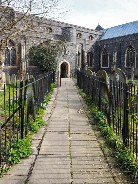 Vista de la Iglesia de Santa María de la Caridad en Faversham Kent en Marzo 29, 2014 — Foto de Stock