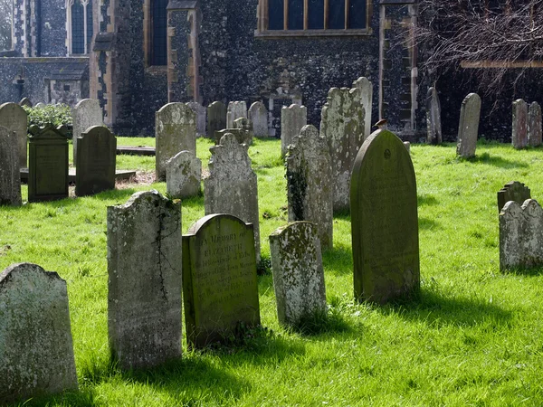 Kilátás nyílik st mary, a szeretet Egyház temető faversham Kent a március 29-én 2014-re — Stock Fotó