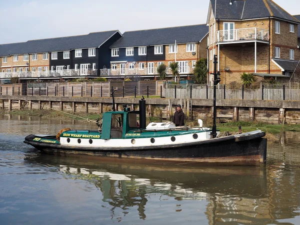 Small tug towing Cambria Thames sailing barge in Faversham Kent on March 29, 2014. Unidentified man. — Stock Photo, Image