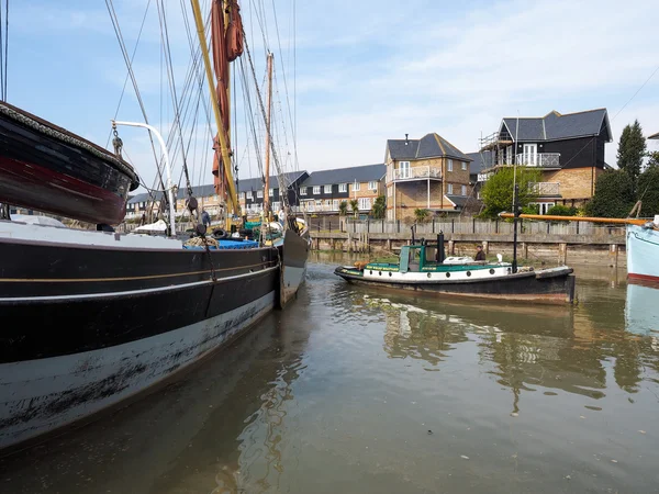 Vista de cerca de la barcaza restaurada del Támesis en Faversham Kent el 29 de marzo de 2014. Personas no identificadas — Foto de Stock