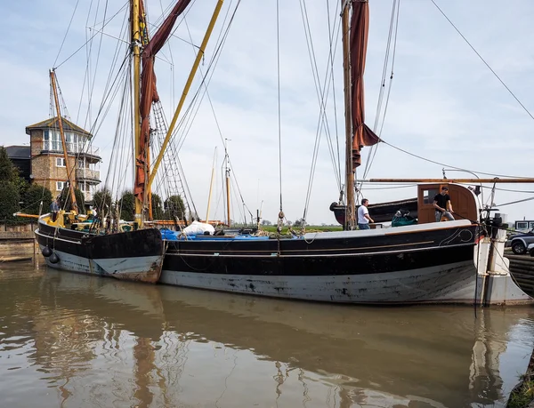 Close up view of the Cambria restored Thames sailing barge in Faversham Kent on March 29, 2014. Unidentified people — Stock Photo, Image