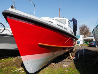 kimliği belirsiz erkek teknesini faversham kent içinde 29 Mart boyama