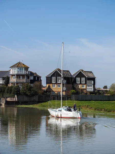 Yacht cruising down the Swale to Faversham Kent on March 29, 201 — Stock Photo, Image