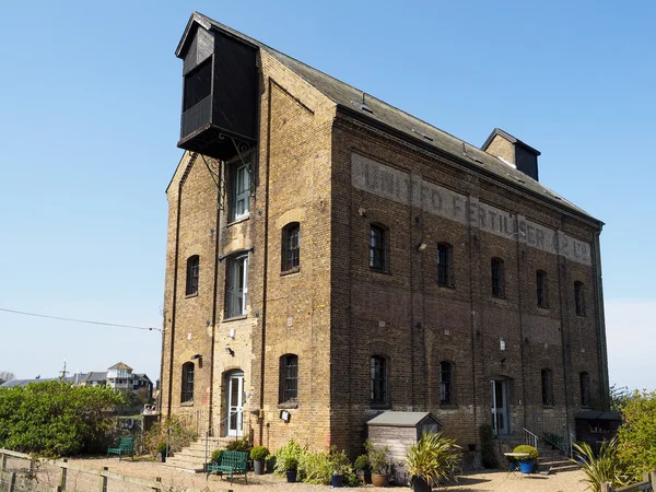 Oude Verenigd meststof gebouw geconverteerd naar appartementen in faver — Stockfoto