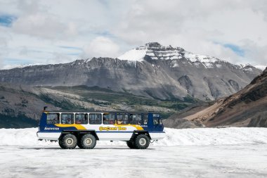 athabasca buzul üzerinde kar antrenör