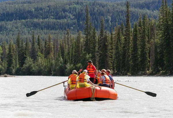 Rafting de água branca no rio Athabasca — Fotografia de Stock