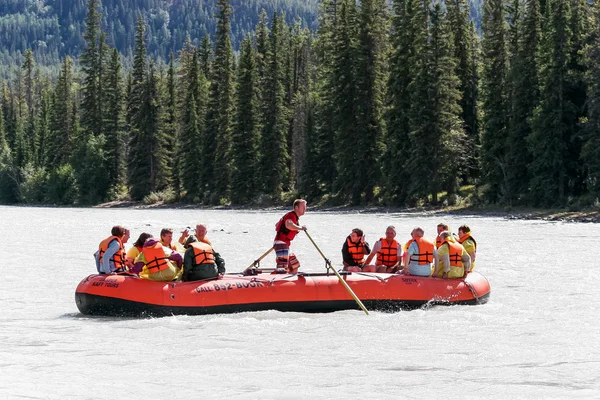 Rafting de água branca no rio Athabasca — Fotografia de Stock