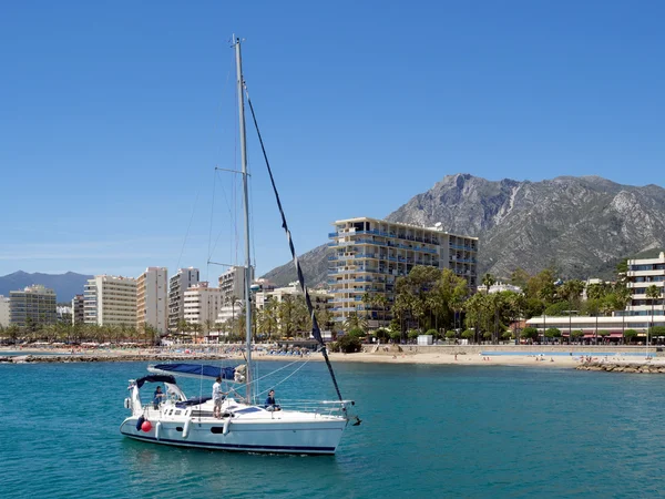 Yacht sailing into the marina at Marbella — Stock Photo, Image