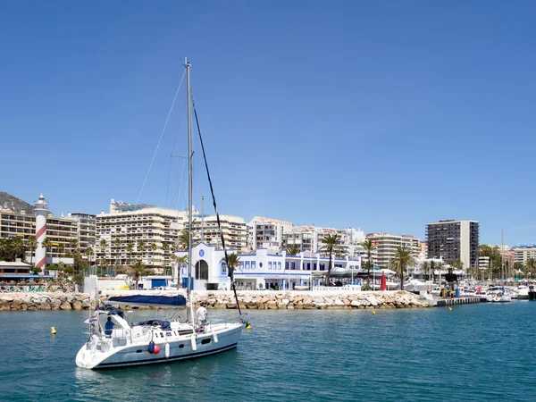 Zeilen in de jachthaven van marbella — Stockfoto