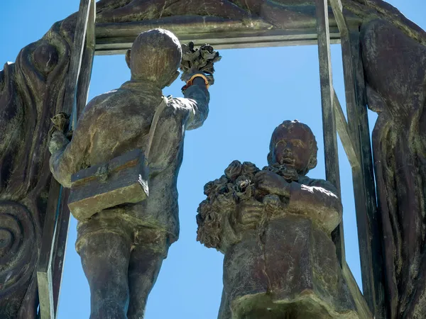 Jungen und Fensterskulptur von eduardo soriano in Marbella — Stockfoto