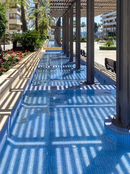 Голубой бассейн в Avienda del Mar Marbella — стоковое фото