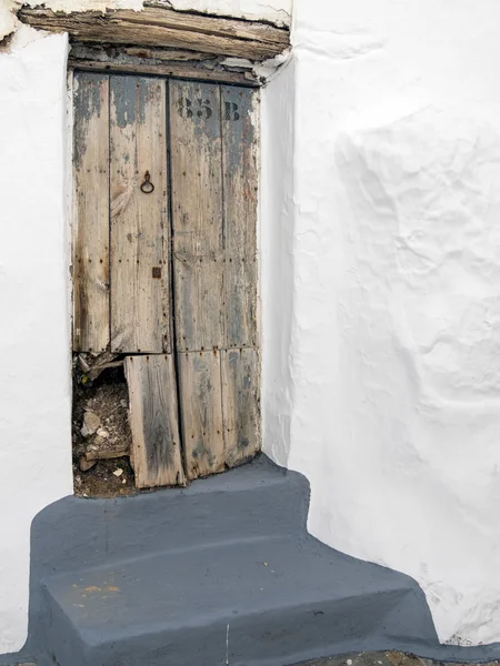 Verfallene Tür in casares spanien — Stockfoto