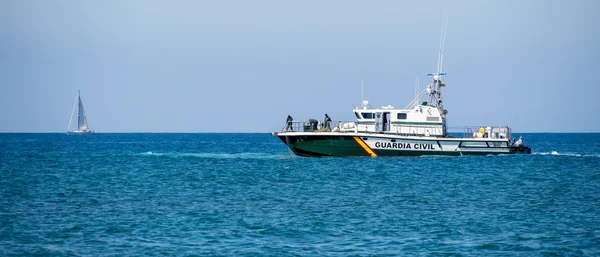 Guardia civilní loď pomocí sítě pokusí se obnovit něco — Stock fotografie