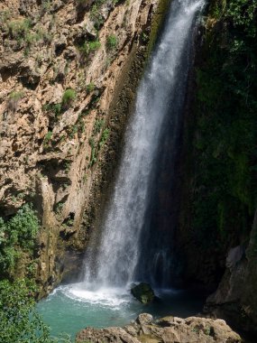 Ronda İspanya 'daki Yeni Köprü' nün altındaki şelale