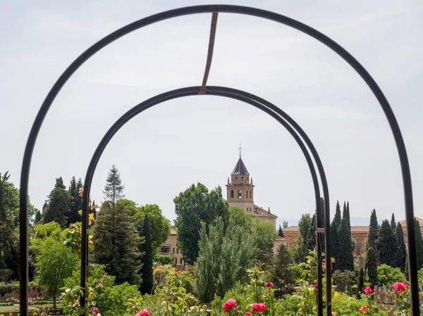 アルハンブラ宮殿の庭園からの眺め — ストック写真