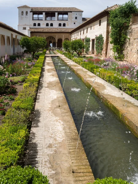 アルハンブラ宮殿の庭園の噴水 — ストック写真