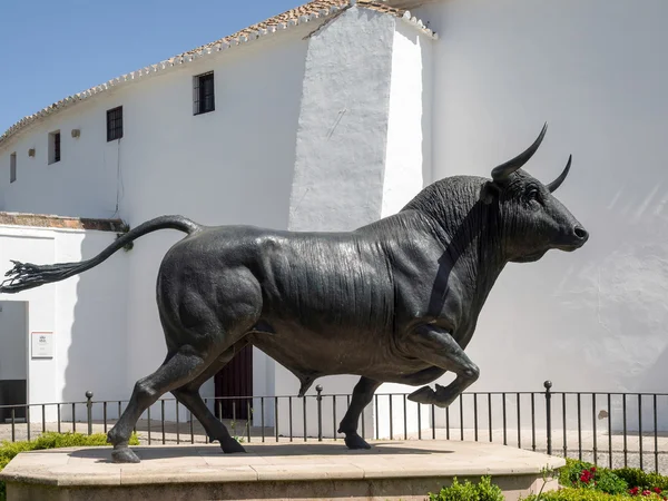 战斗公牛雕像外的斗牛场在龙达 — 图库照片
