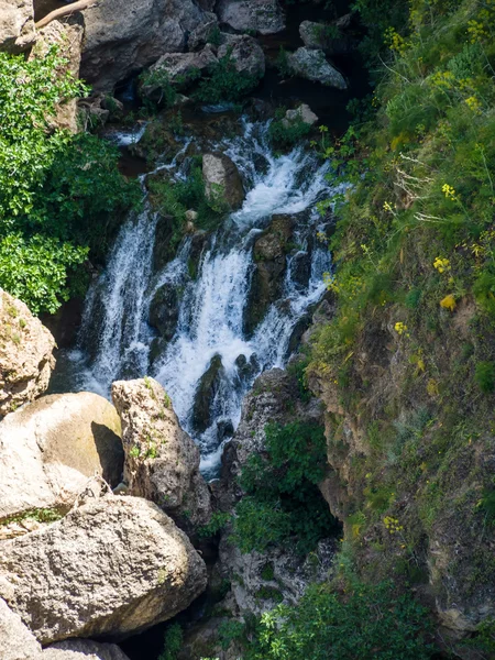 Ronda İspanya 'daki Yeni Köprü' nün altındaki şelale — Stok fotoğraf