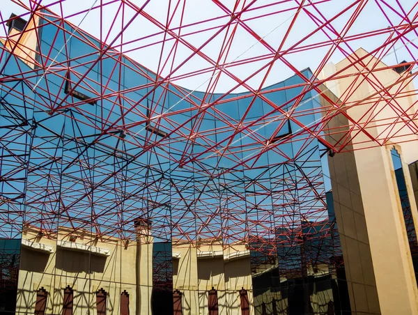 Le toit en verre et en acier de la cour de l'hôtel Parador de Ronda — Photo