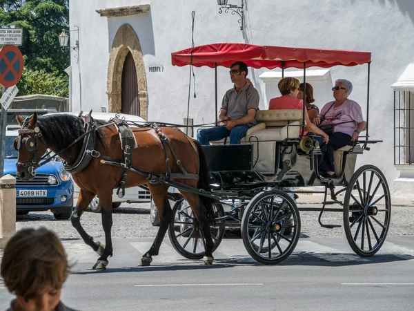 Turistas disfrutando de un paseo en un carruaje de hosre en Ronda —  Fotos de Stock