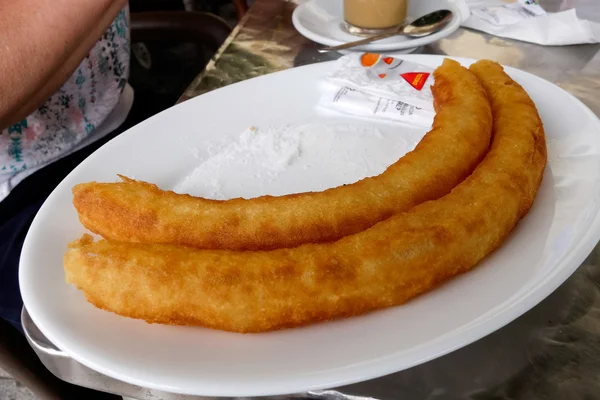 Churros a punto de ser comido en Benalmádena España — Foto de Stock