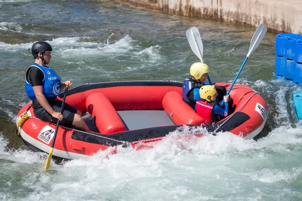 Deportes náuticos en el Centro Internacional de Agua Blanca de Cardiff — Foto de Stock