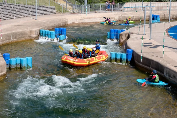 Wassersport im kardiff internationalen Wildwasserzentrum — Stockfoto