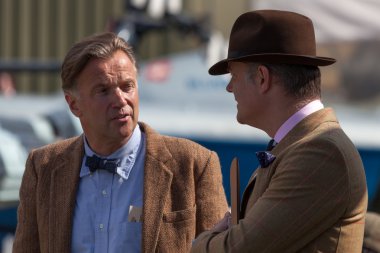 iki adam at goodwood canlanma içinde converation