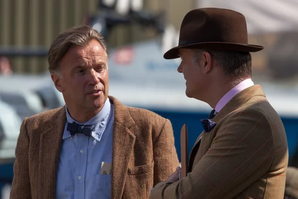 iki adam at goodwood canlanma içinde converation