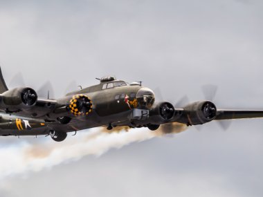 memphis belle boeing b 17 sally b bombacı Biggin hill üzerinde uçan