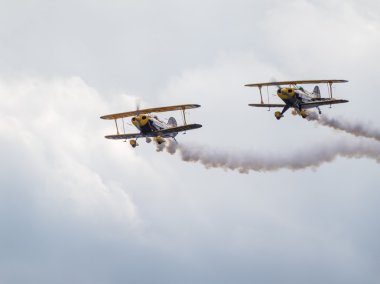 Biggin hill Havaalanı uçan trigonometri akrobasi ekibi