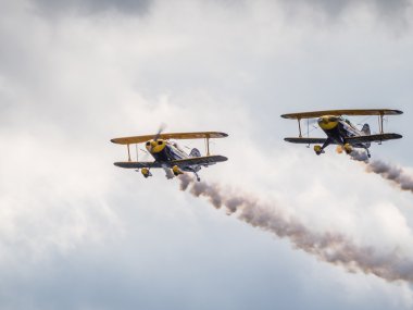Biggin hill Havaalanı uçan trigonometri akrobasi ekibi